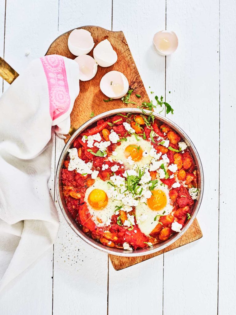 Bakat ägg i bön- och chorizoragu med fårost och mynta