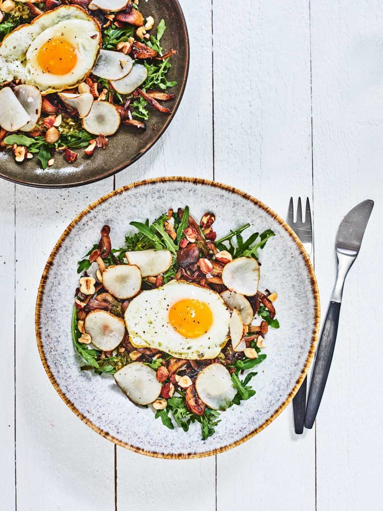 Varm svampsallad med hasselnötter, picklad jordärtskocka och stekt ägg