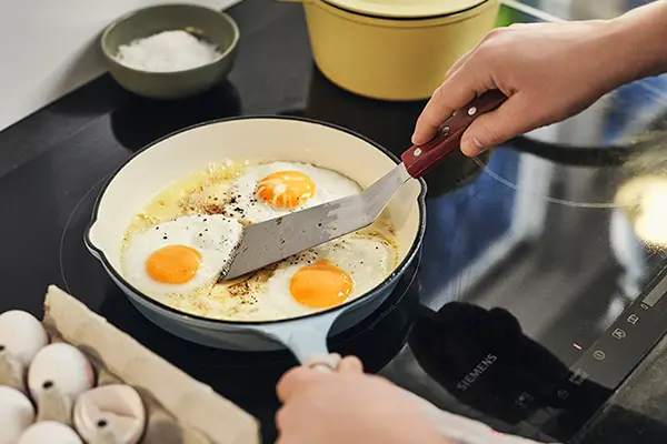 3 ägg i stekpannan