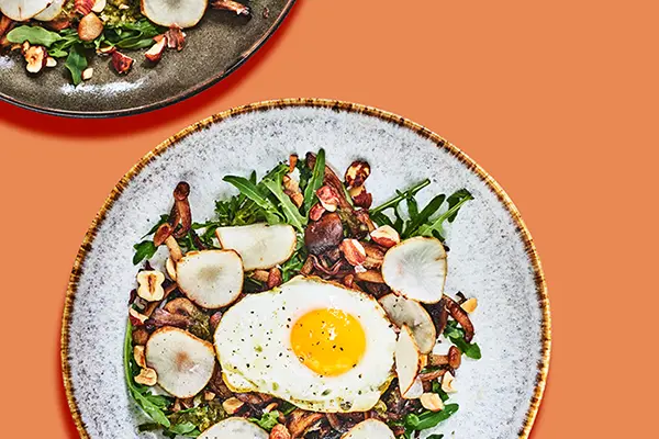 Maträtt med stekt ägg